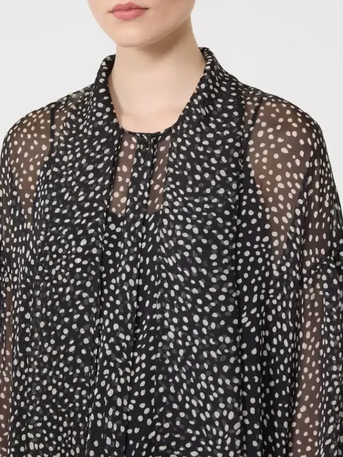 Bluse i trykt chiffon, svart Bluse i trykt chiffon, svart