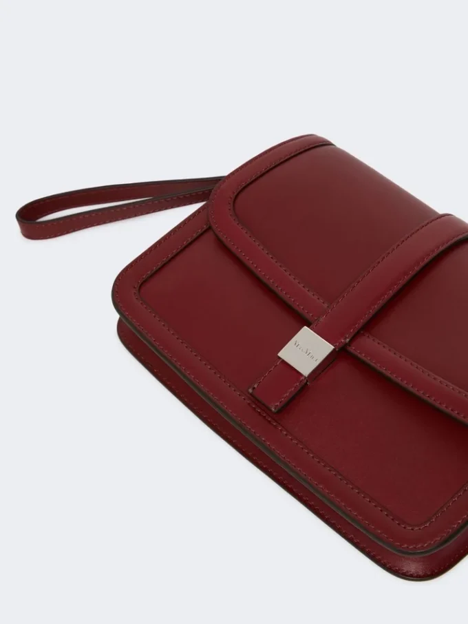 Clutch i glatt skinn, bordeaux