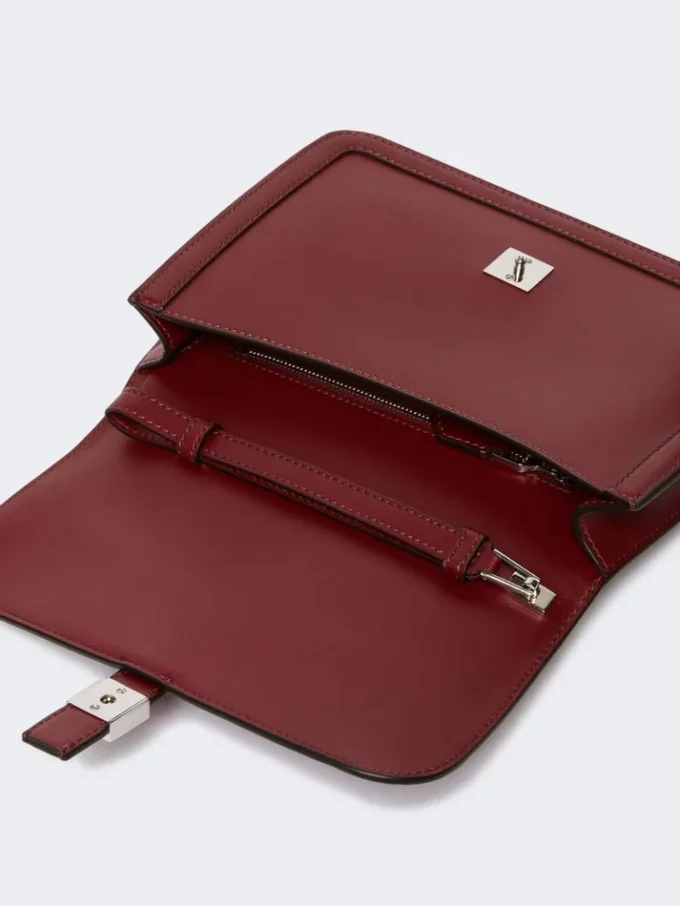 Clutch i glatt skinn, bordeaux