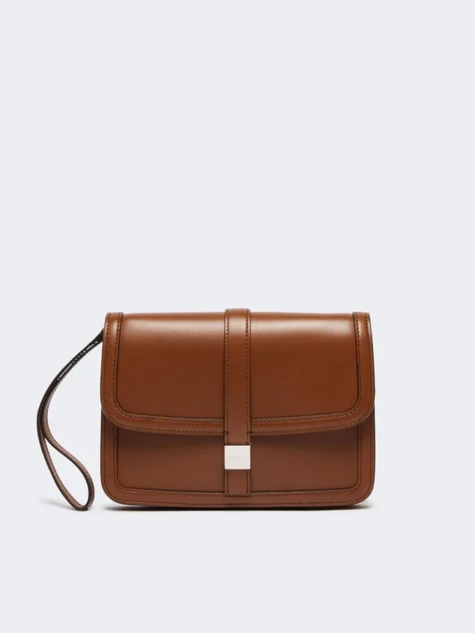 Clutch i glatt skinn, tobakk