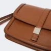 Clutch i glatt skinn, tobakk