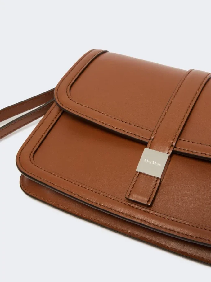 Clutch i glatt skinn, tobakk