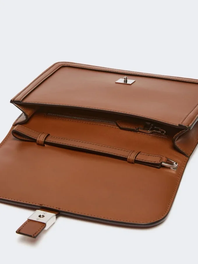 Clutch i glatt skinn, tobakk