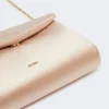 Clutch i viskose og silkesatin, pudder Clutch i viskose og silkesatin, pudder