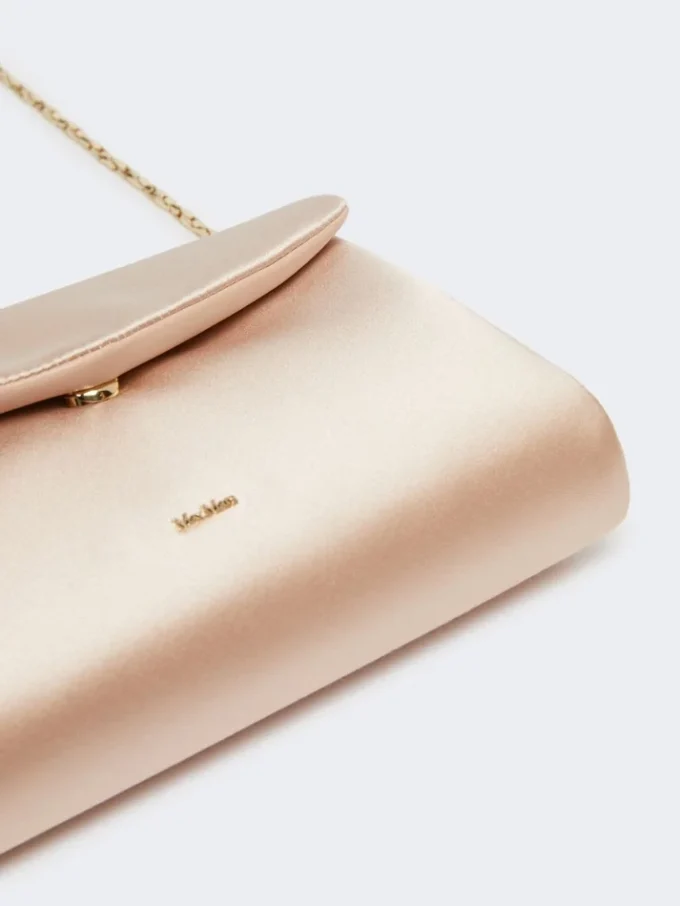 Clutch i viskose og silkesatin, pudder Clutch i viskose og silkesatin, pudder