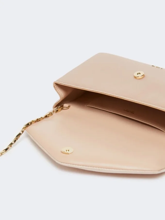 Clutch i viskose og silkesatin, pudder Clutch i viskose og silkesatin, pudder