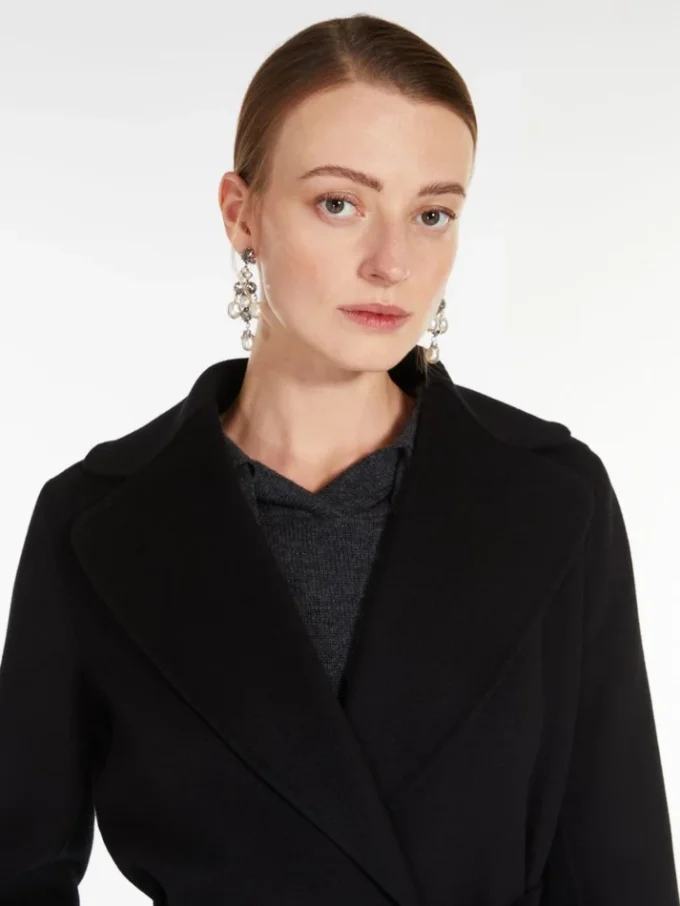Drapert kåpe i ull, svart