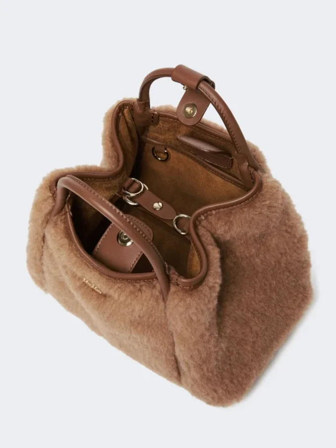 Ekstra liten marineveske i teddy-stoff, kamelfarget Ekstra liten marineveske i teddy-stoff, kamelfarget