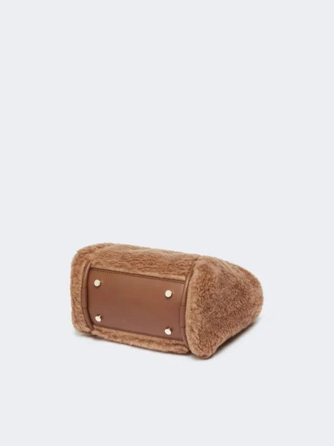 Ekstra liten marineveske i teddy-stoff, kamelfarget Ekstra liten marineveske i teddy-stoff, kamelfarget