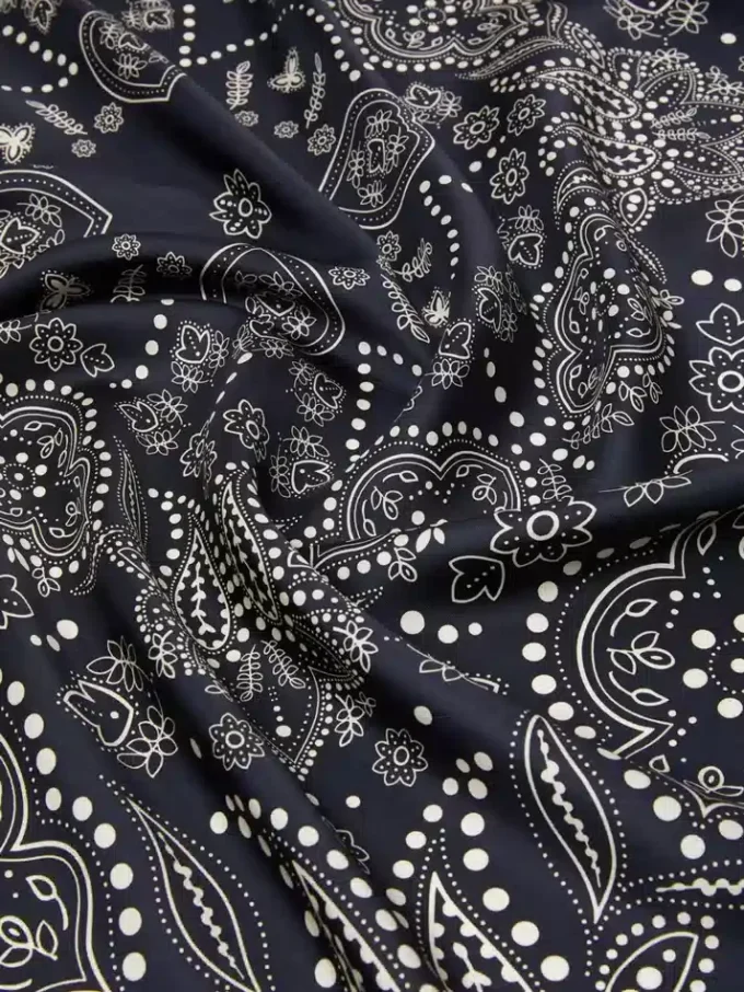 Firkantet foulard i silke med trykk, midnattsblå Firkantet foulard i silke med trykk, midnattsblå