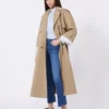 Flytende trenchcoat i bomull og nylon, hasselnøttbrun Flytende trenchcoat i bomull og nylon, hasselnøttbrun