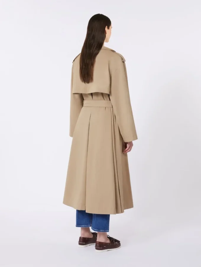 Flytende trenchcoat i bomull og nylon, hasselnøttbrun Flytende trenchcoat i bomull og nylon, hasselnøttbrun