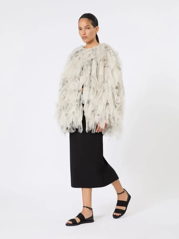 Kort overfrakk med blomsterblader i trykt organza, perlegrå Kort overfrakk med blomsterblader i trykt organza, perlegrå