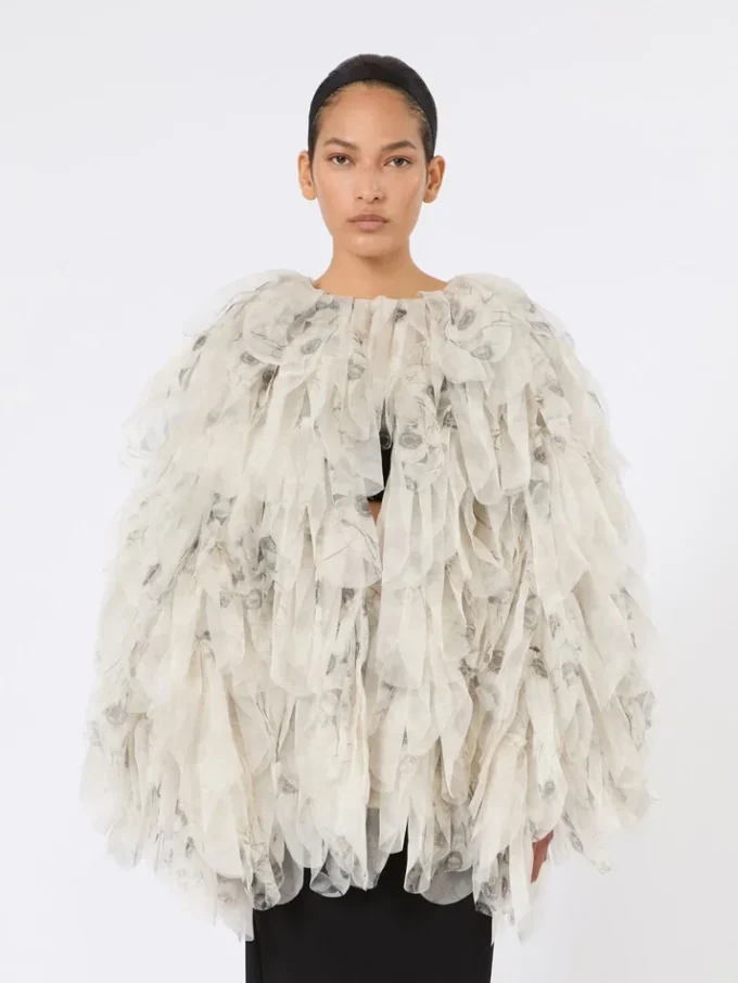 Kort overfrakk med blomsterblader i trykt organza, perlegrå Kort overfrakk med blomsterblader i trykt organza, perlegrå