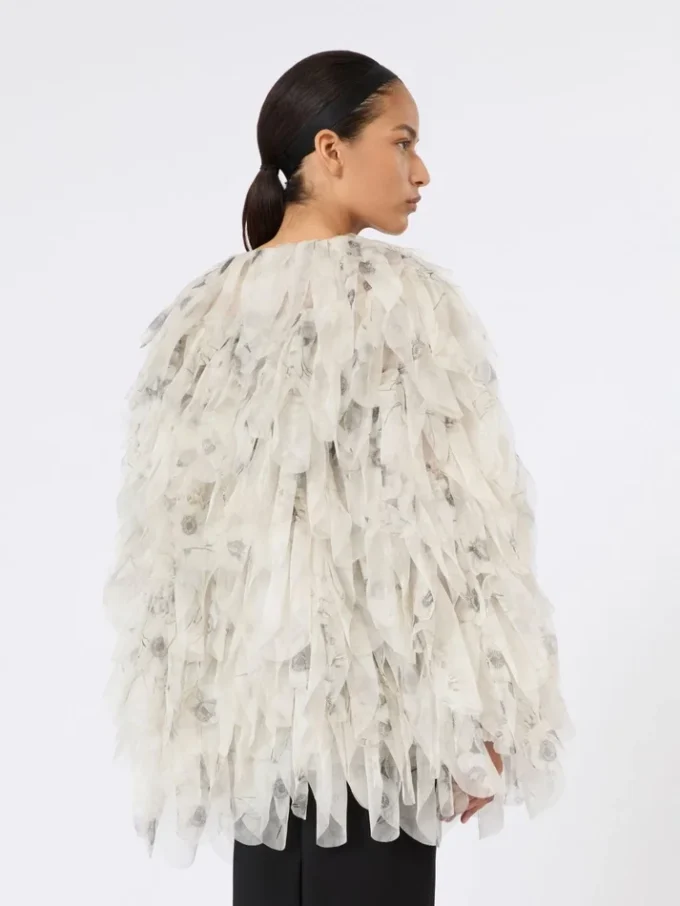 Kort overfrakk med blomsterblader i trykt organza, perlegrå Kort overfrakk med blomsterblader i trykt organza, perlegrå