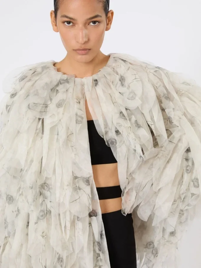 Kort overfrakk med blomsterblader i trykt organza, perlegrå Kort overfrakk med blomsterblader i trykt organza, perlegrå