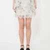 Kort skjørt med blomsterblader i trykt organza, perlegrå Kort skjørt med blomsterblader i trykt organza, perlegrå