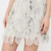 Kort skjørt med blomsterblader i trykt organza, perlegrå Kort skjørt med blomsterblader i trykt organza, perlegrå
