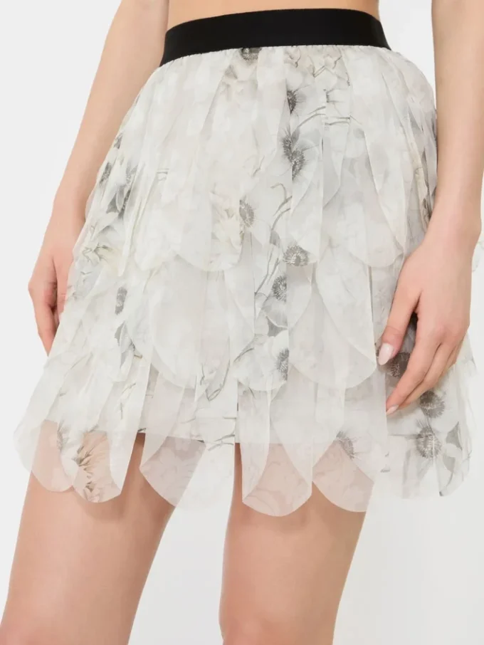 Kort skjørt med blomsterblader i trykt organza, perlegrå Kort skjørt med blomsterblader i trykt organza, perlegrå