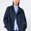 Kort, vannavvisende trenchcoat i gabardin, marineblå