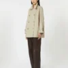 Kort, vannavvisende trenchcoat i twill, sand Kort, vannavvisende trenchcoat i twill, sand
