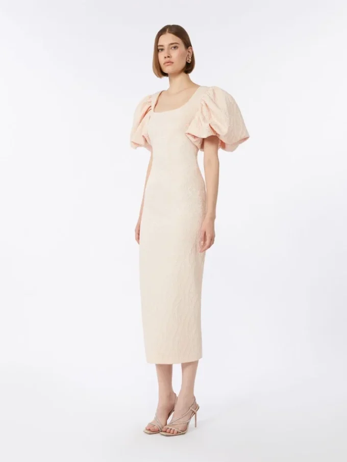 Lang kjole i jacquard-cloque, pudder