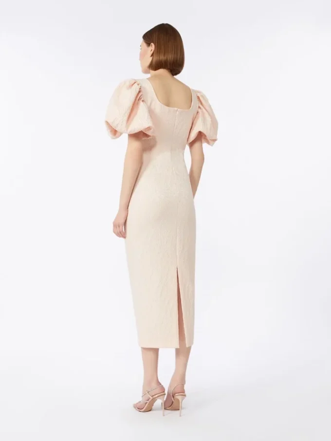 Lang kjole i jacquard-cloque, pudder