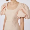 Lang kjole i jacquard-cloque, pudder