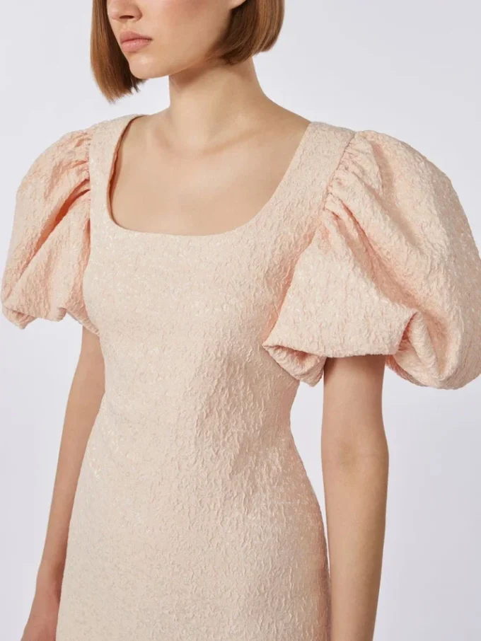 Lang kjole i jacquard-cloque, pudder