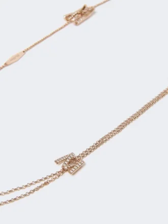 Langt halskjede med monogramdetaljer, elfenben
