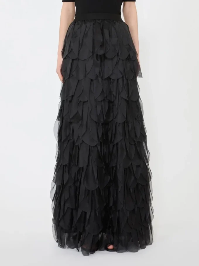 Langt skjørt med blomsterblader i silkeorganza, svart Langt skjørt med blomsterblader i silkeorganza, svart