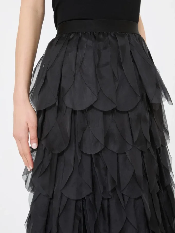 Langt skjørt med blomsterblader i silkeorganza, svart Langt skjørt med blomsterblader i silkeorganza, svart