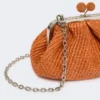 Liten pasticcino-veske med raffia-effekt, laks