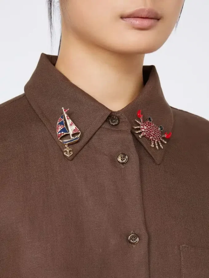 Metallbrosje med rhinestones, himmelblå Metallbrosje med rhinestones, himmelblå