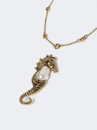 Metallisk halskjede med brosjeanheng, gull Metallisk halskjede med brosjeanheng, gull