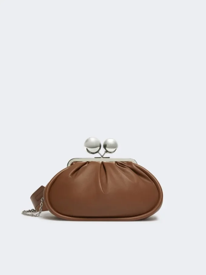 Middels stor Pasticcino-veske i glanset nappaskinn, tobakk Middels stor Pasticcino-veske i glanset nappaskinn, tobakk