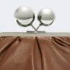 Middels stor Pasticcino-veske i glanset nappaskinn, tobakk Middels stor Pasticcino-veske i glanset nappaskinn, tobakk