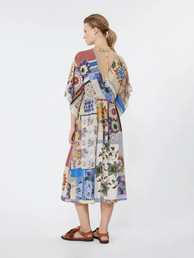 Midi-kjole i trykt silkecrepe de chine, flerfarget Midi-kjole i trykt silkecrepe de chine, flerfarget