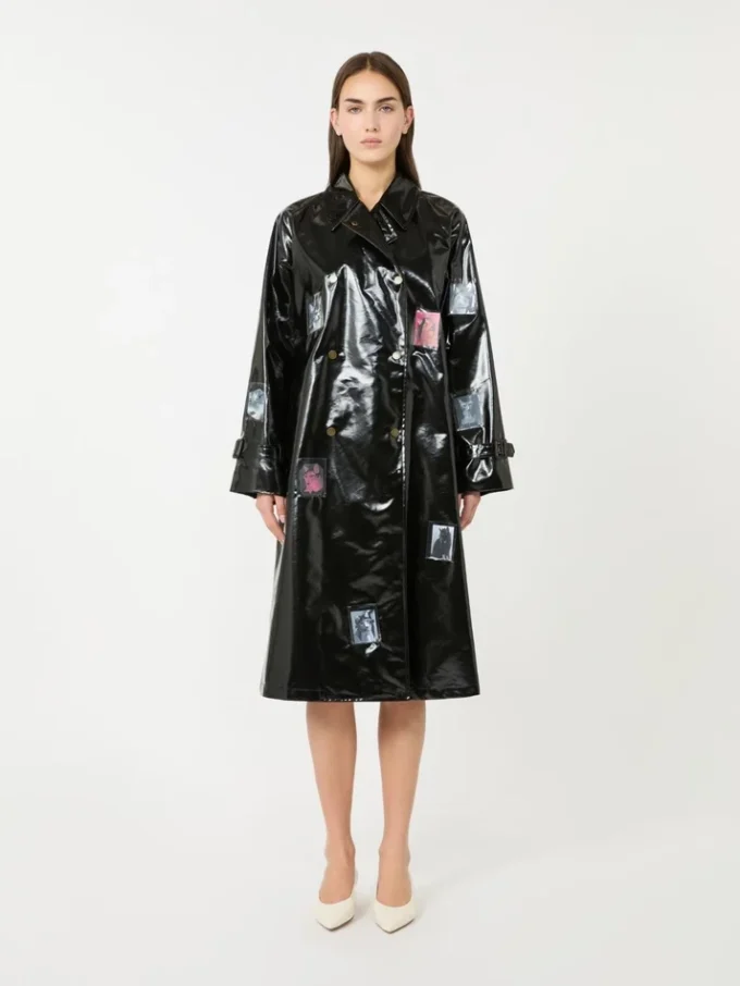 Midi-trenchcoat i gabardin med vinyleffekt, svart Midi-trenchcoat i gabardin med vinyleffekt, svart