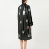 Midi-trenchcoat i gabardin med vinyleffekt, svart Midi-trenchcoat i gabardin med vinyleffekt, svart