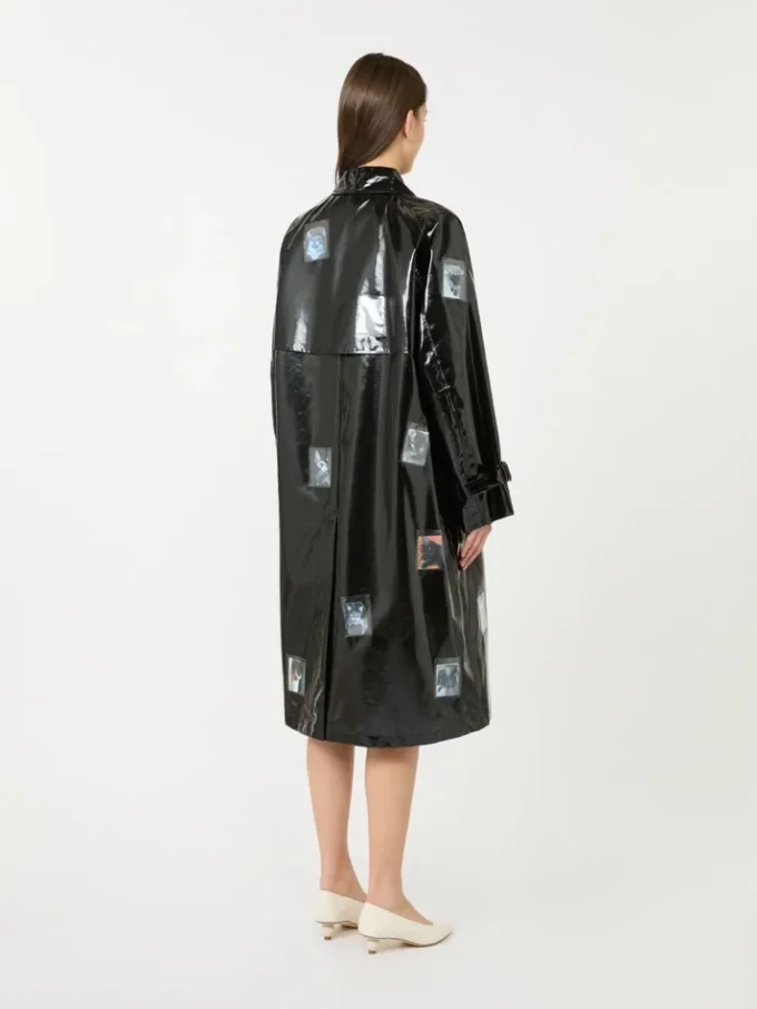 Midi-trenchcoat i gabardin med vinyleffekt, svart Midi-trenchcoat i gabardin med vinyleffekt, svart
