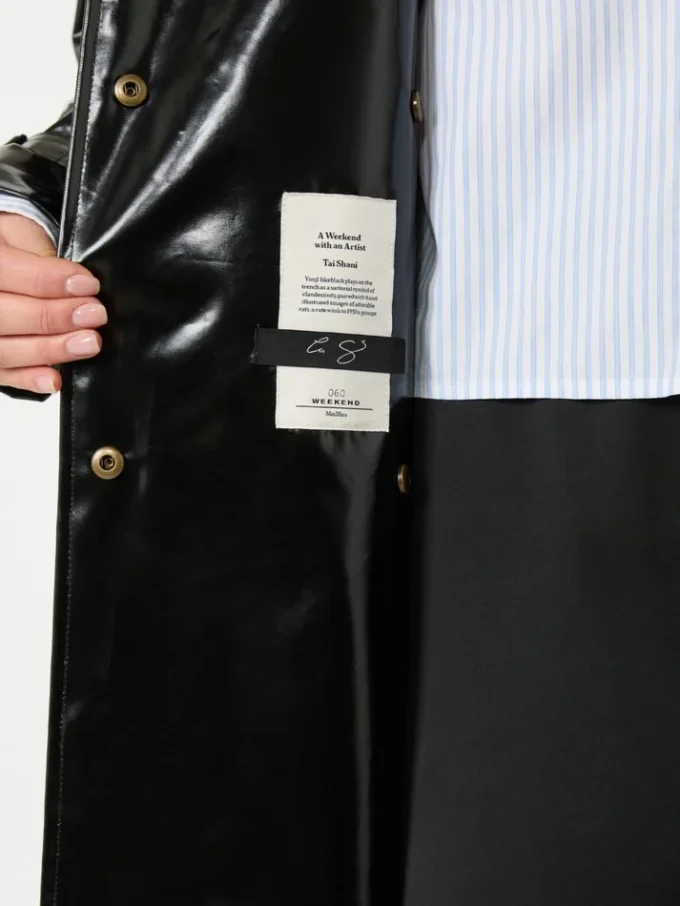 Midi-trenchcoat i gabardin med vinyleffekt, svart Midi-trenchcoat i gabardin med vinyleffekt, svart