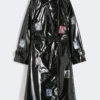 Midi-trenchcoat i gabardin med vinyleffekt, svart Midi-trenchcoat i gabardin med vinyleffekt, svart
