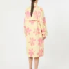 Midi-trenchcoat i mønstret, vannavvisende gabardin, gul Midi-trenchcoat i mønstret, vannavvisende gabardin, gul