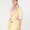 Midi-trenchcoat i mønstret, vannavvisende gabardin, gul Midi-trenchcoat i mønstret, vannavvisende gabardin, gul