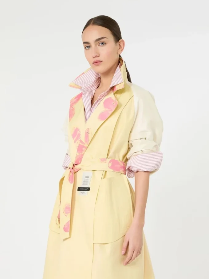 Midi-trenchcoat i mønstret, vannavvisende gabardin, gul Midi-trenchcoat i mønstret, vannavvisende gabardin, gul