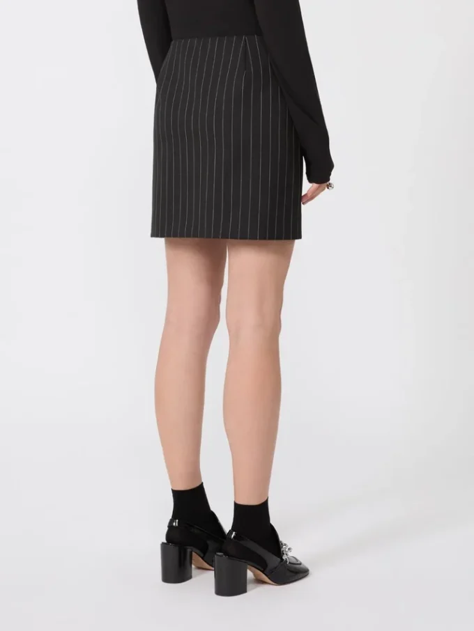 Miniskjørt i gabardin med nålestriper, svart