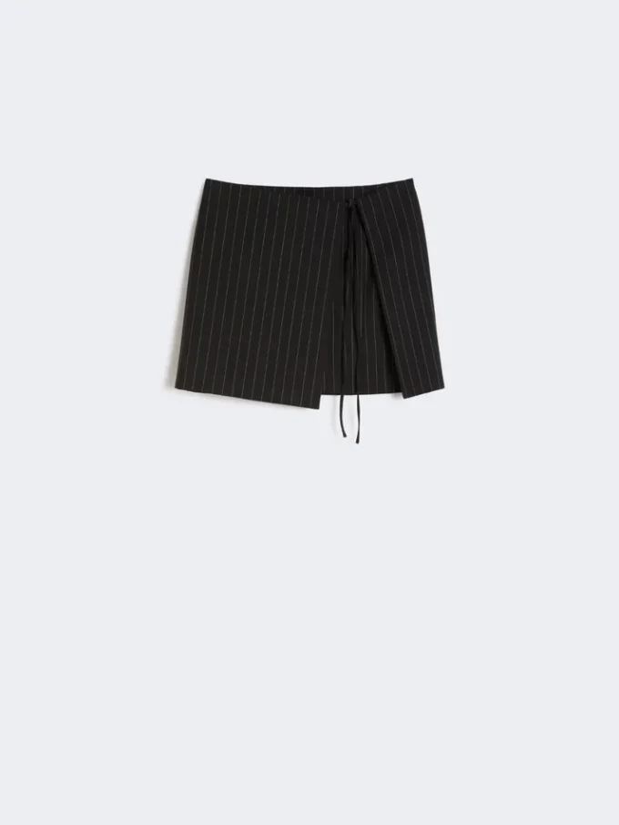 Miniskjørt i gabardin med nålestriper, svart