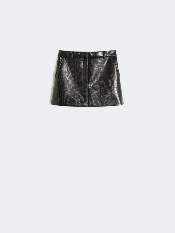 Miniskjørt i lakkskinn med alligator-look, svart