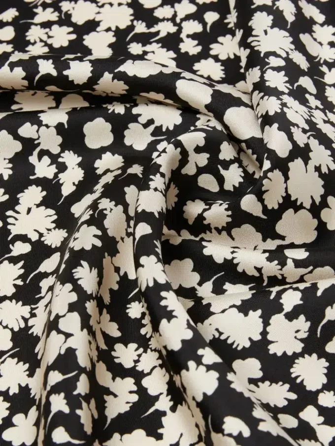 Mønstret foulard i silkewill, svart Mønstret foulard i silkewill, svart